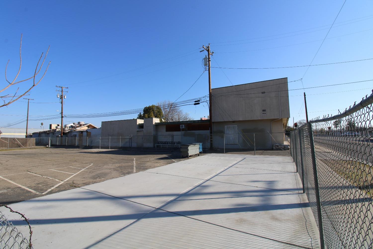 2801 N Blackstone Ave, Fresno, CA 93703