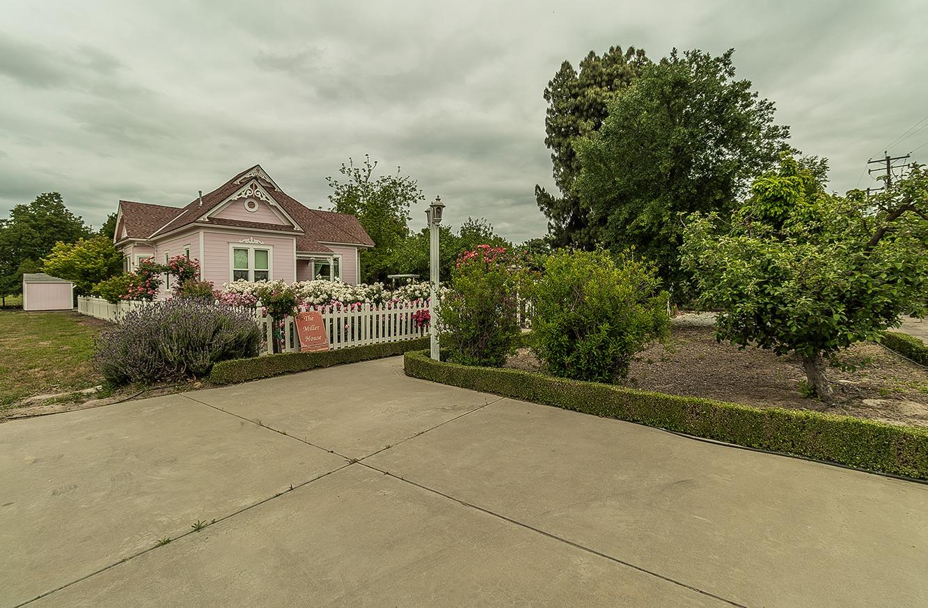 3680 S Newmark Ave, Sanger, CA 93657