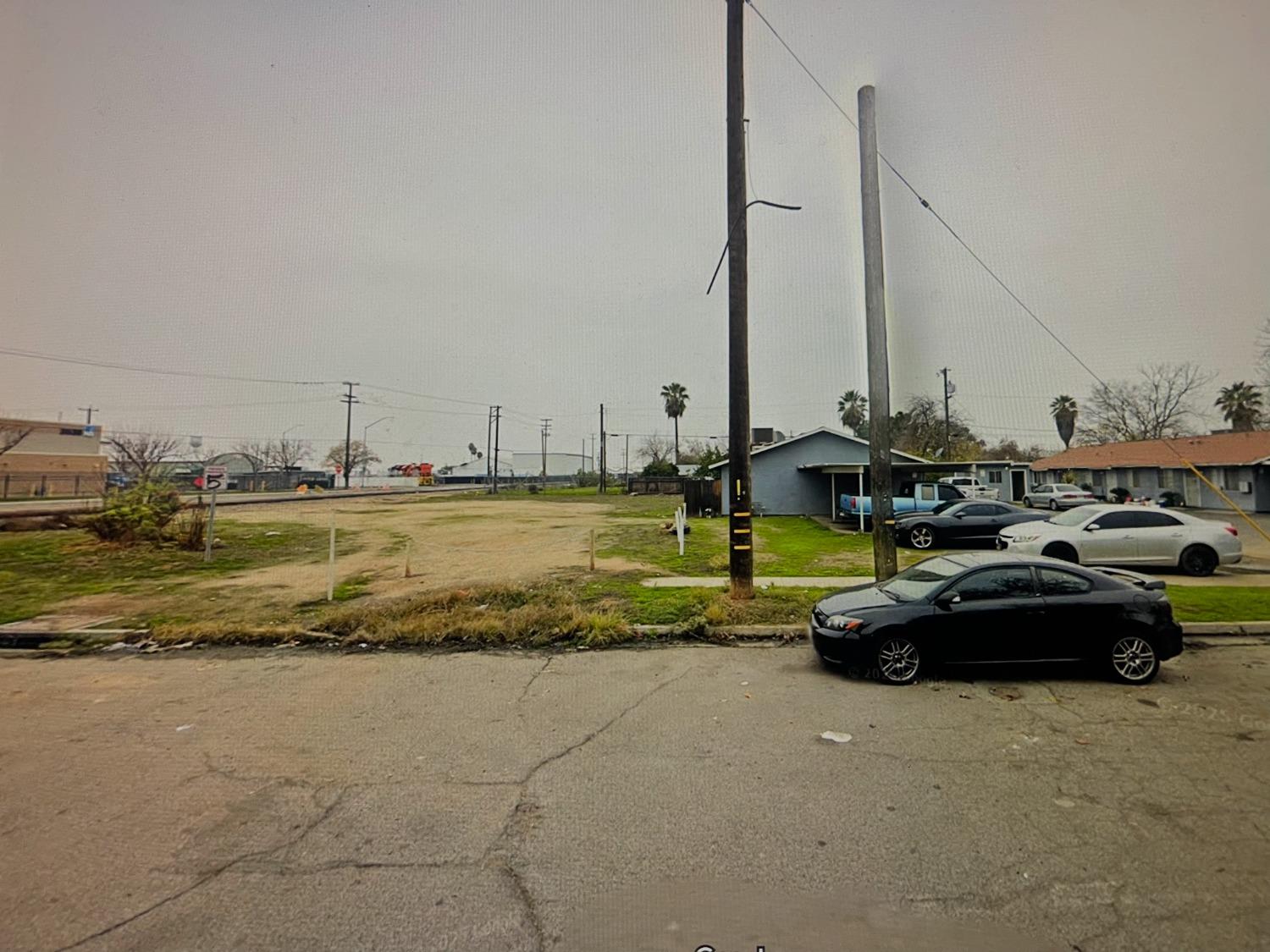 2060 S 5th St, Fresno, CA 93702