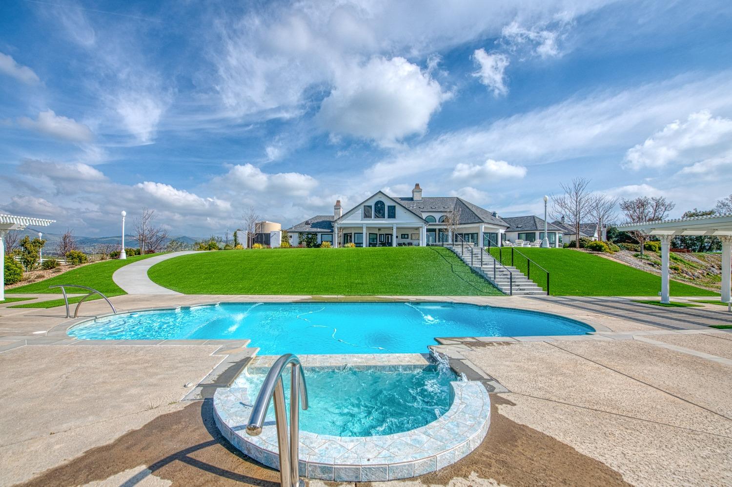 18300 Watts Valley Rd, Sanger, CA 93657