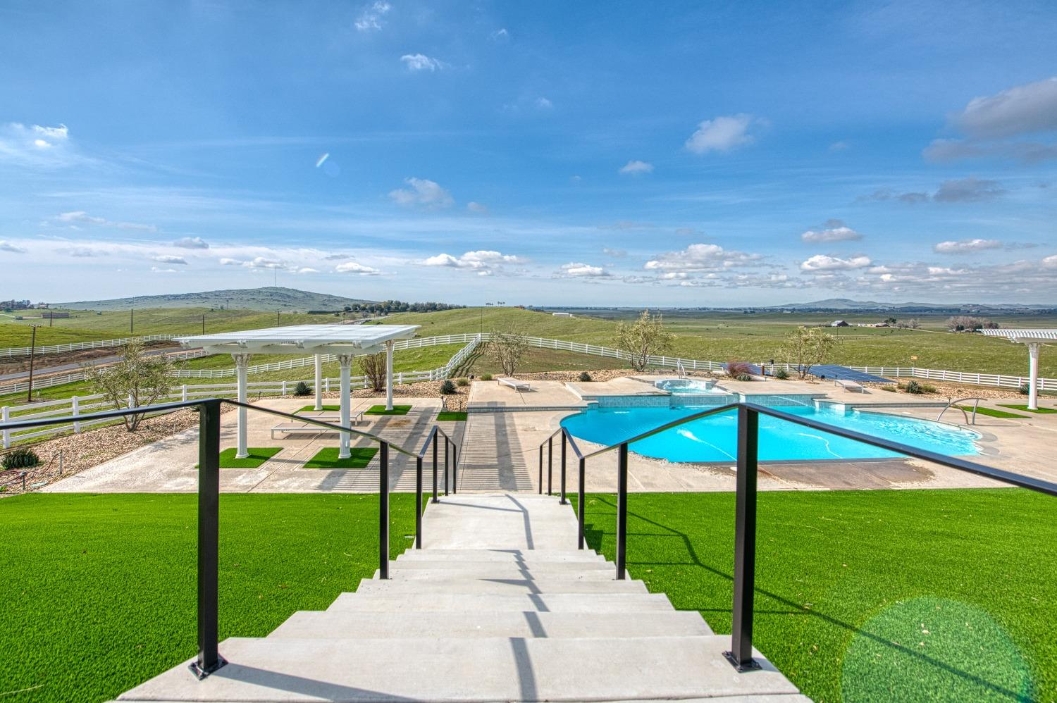 18300 Watts Valley Rd, Sanger, CA 93657