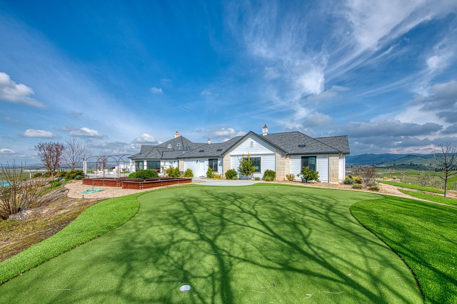 18300 Watts Valley Rd, Sanger, CA 93657