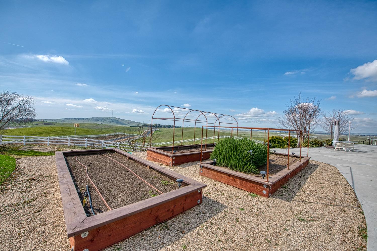 18300 Watts Valley Rd, Sanger, CA 93657