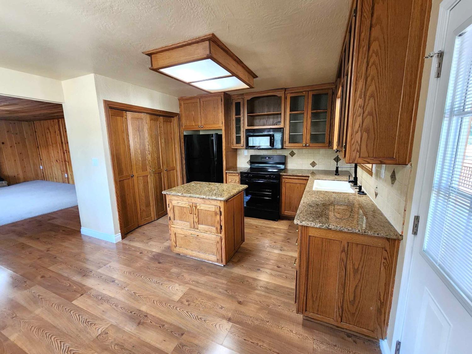 41916 Meadow Ln, Auberry, CA 93602