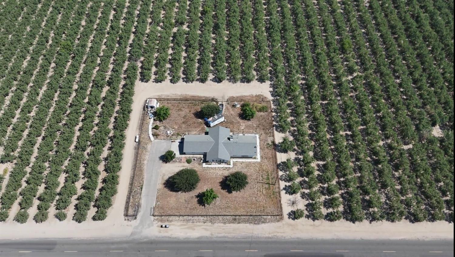 10454 E Clarkson Ave, Kingsburg, CA 93631