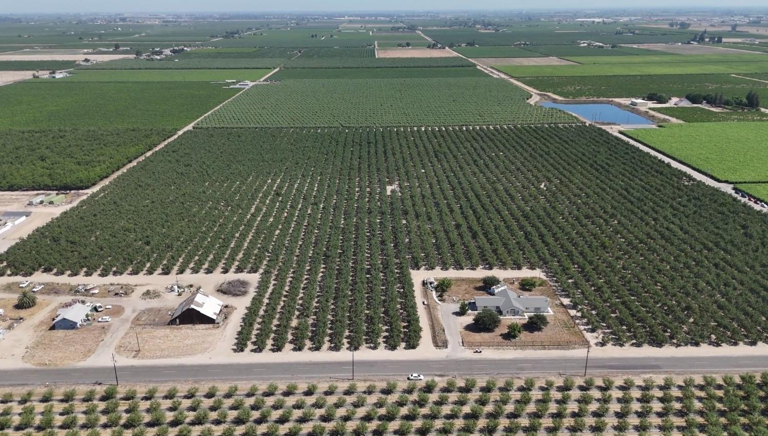 10454 E Clarkson Ave, Kingsburg, CA 93631