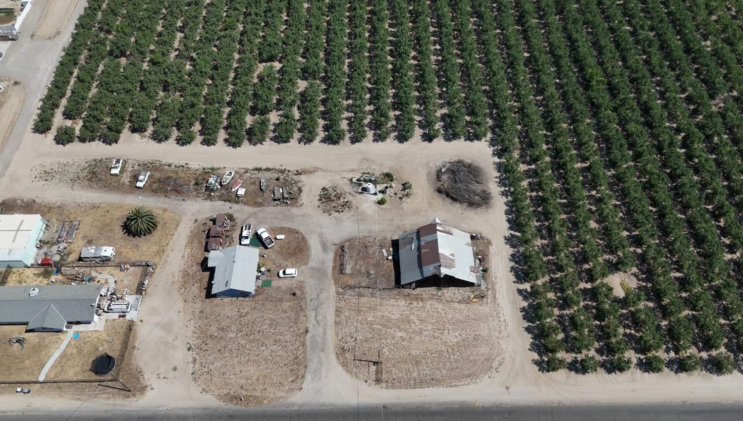 10454 E Clarkson Ave, Kingsburg, CA 93631