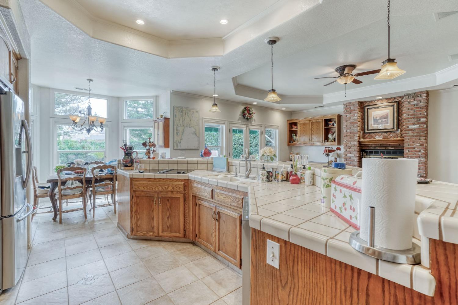 851 E Country View Cir, Fresno, CA 93730