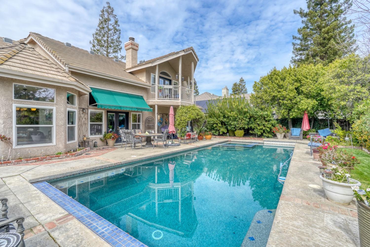 851 E Country View Cir, Fresno, CA 93730