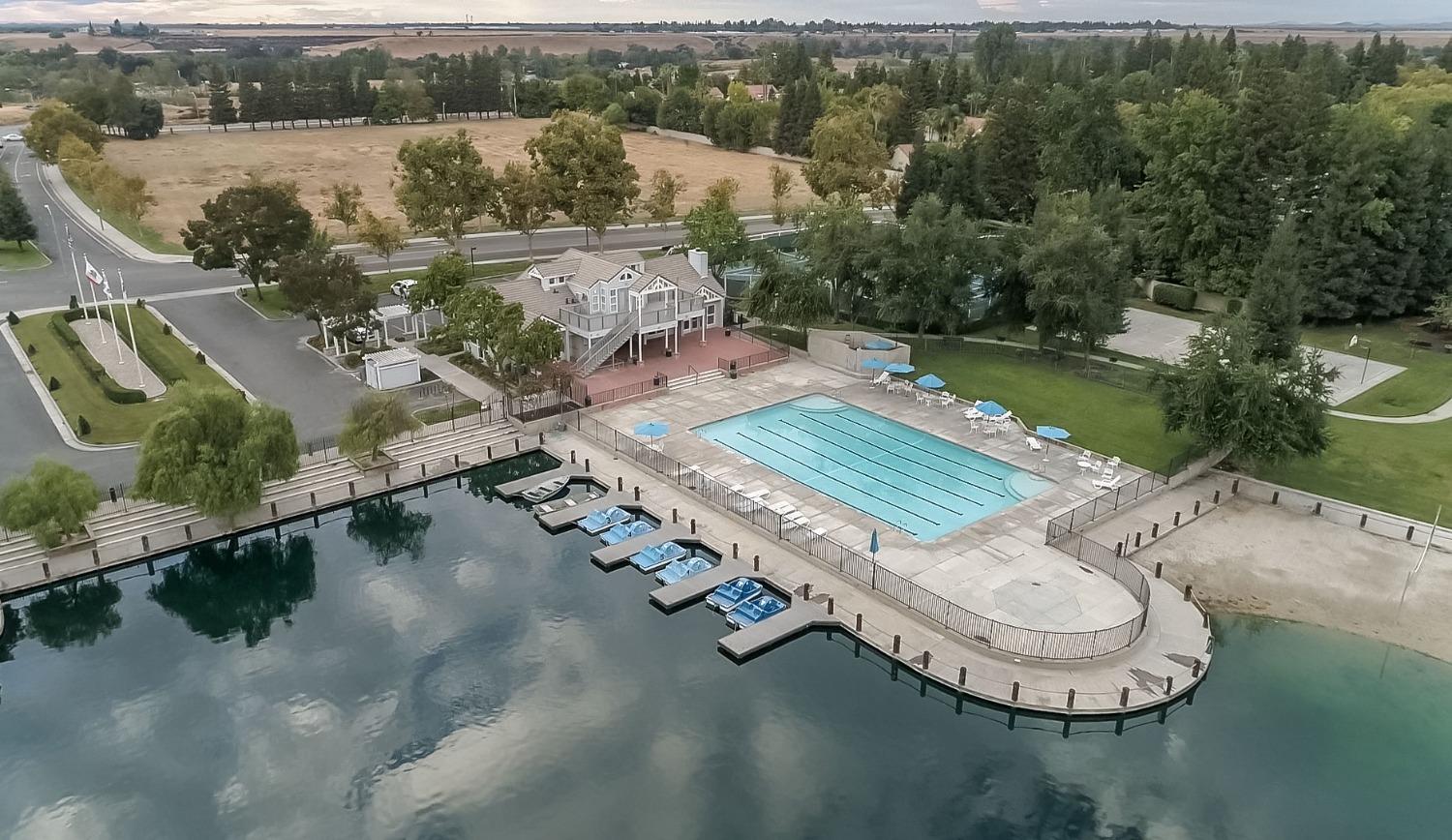 851 E Country View Cir, Fresno, CA 93730