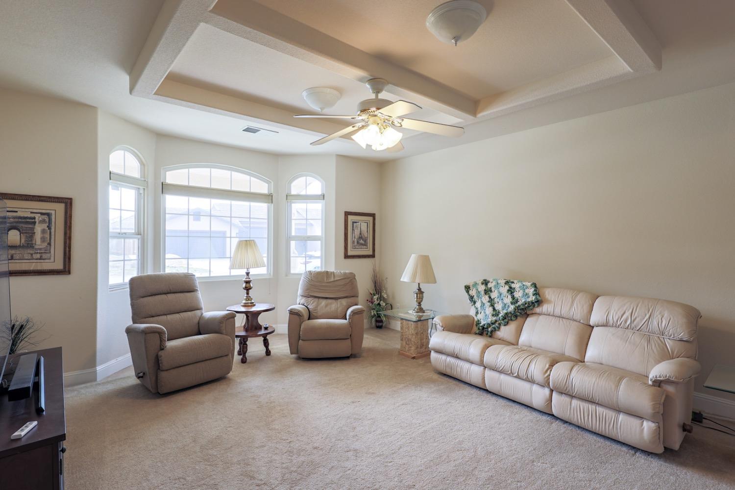 8340 Lake Shore Dr, Chowchilla, CA 93610