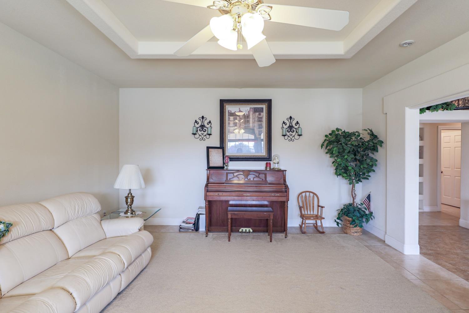 8340 Lake Shore Dr, Chowchilla, CA 93610