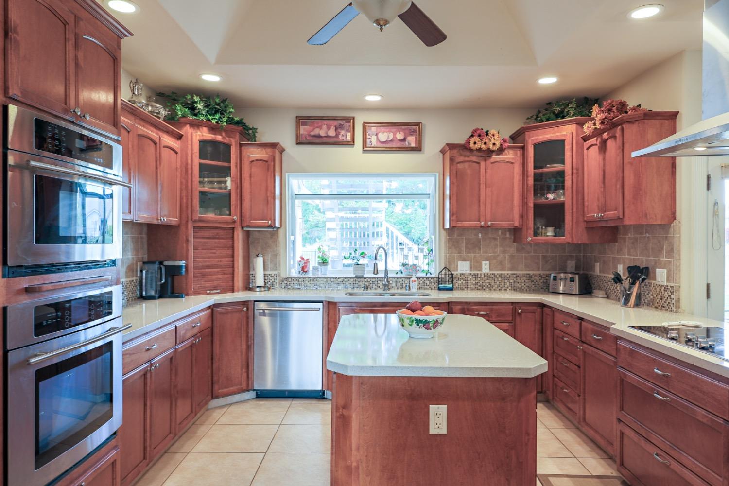 8340 Lake Shore Dr, Chowchilla, CA 93610