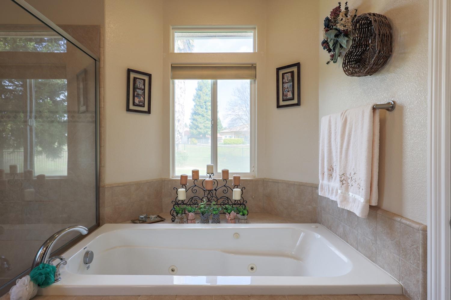 8340 Lake Shore Dr, Chowchilla, CA 93610