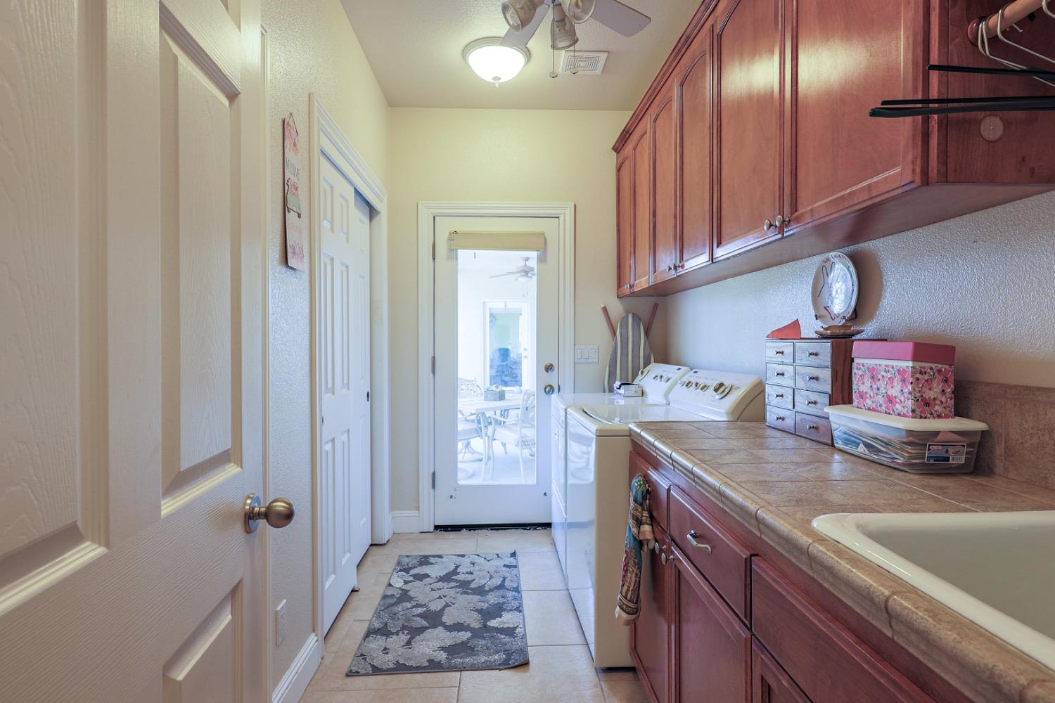 8340 Lake Shore Dr, Chowchilla, CA 93610