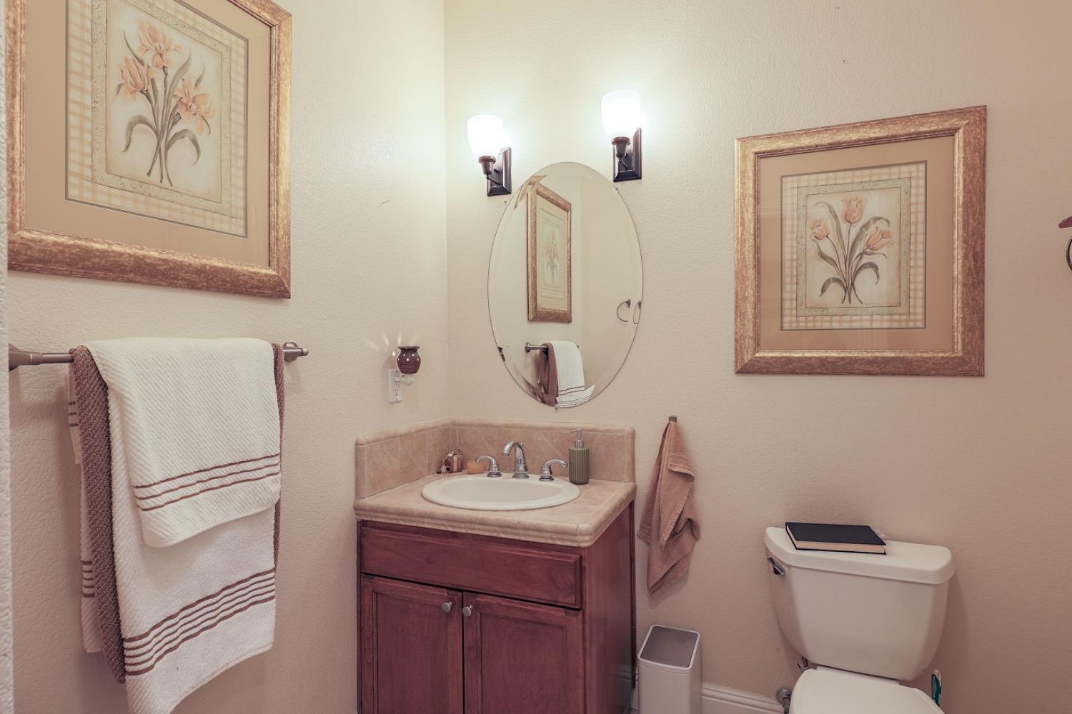 8340 Lake Shore Dr, Chowchilla, CA 93610