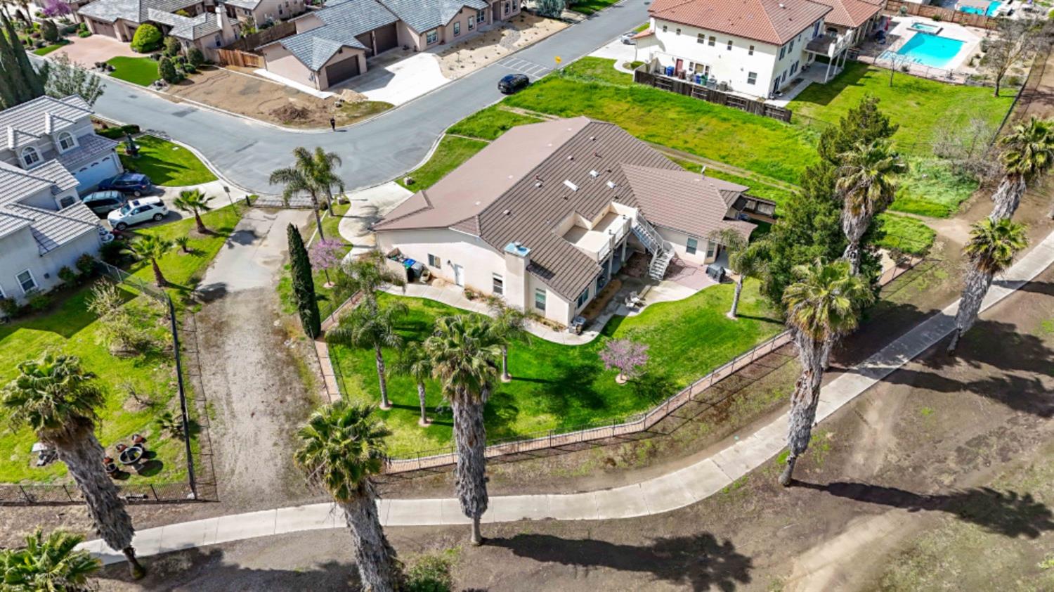 8340 Lake Shore Dr, Chowchilla, CA 93610