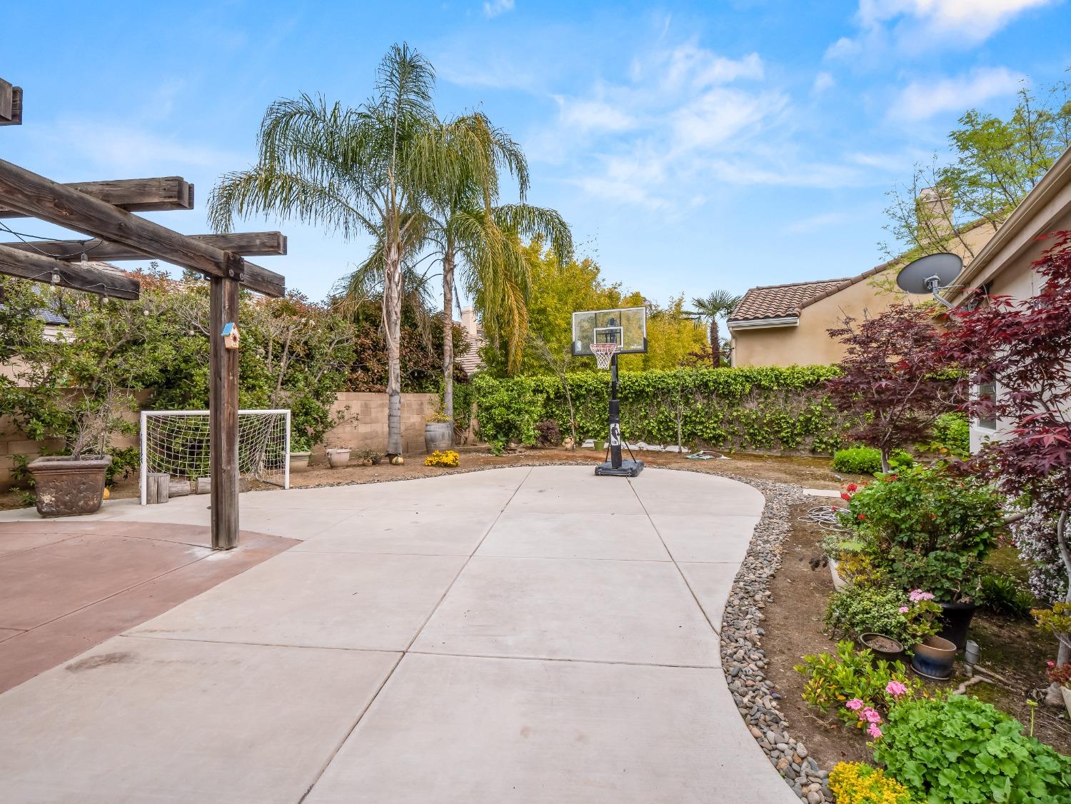 10640 N Old Course Dr, Fresno, CA 93730