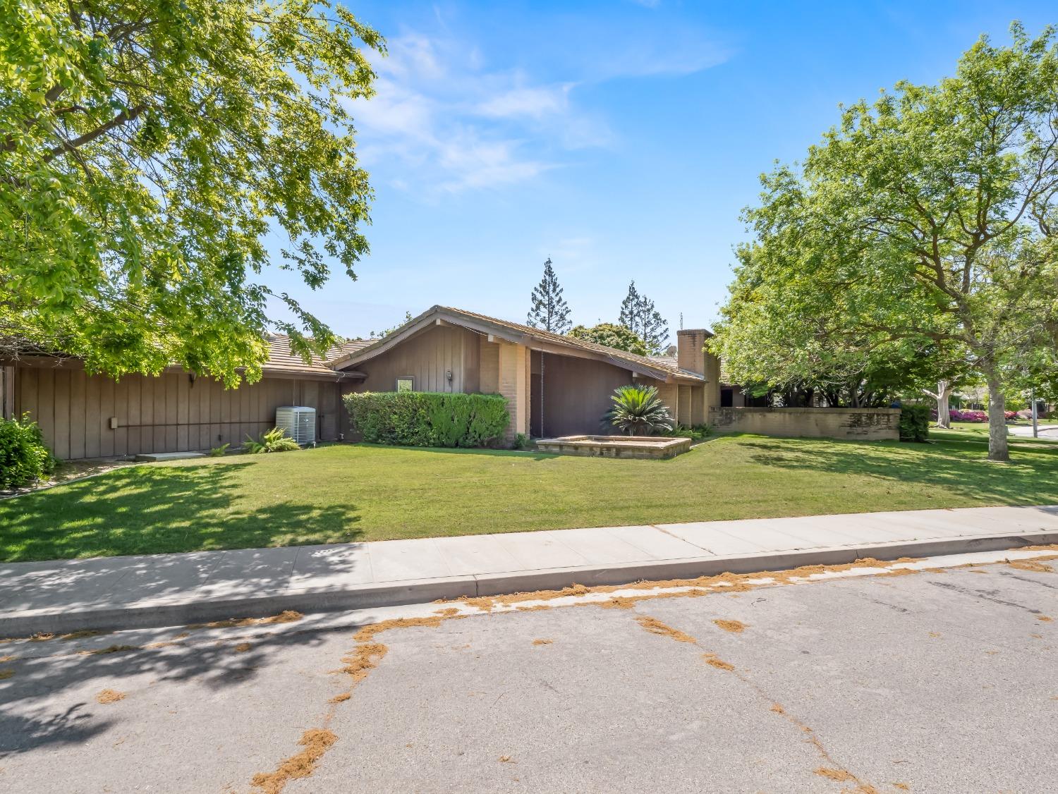 2414 Country Club Ln, Selma, CA 93662