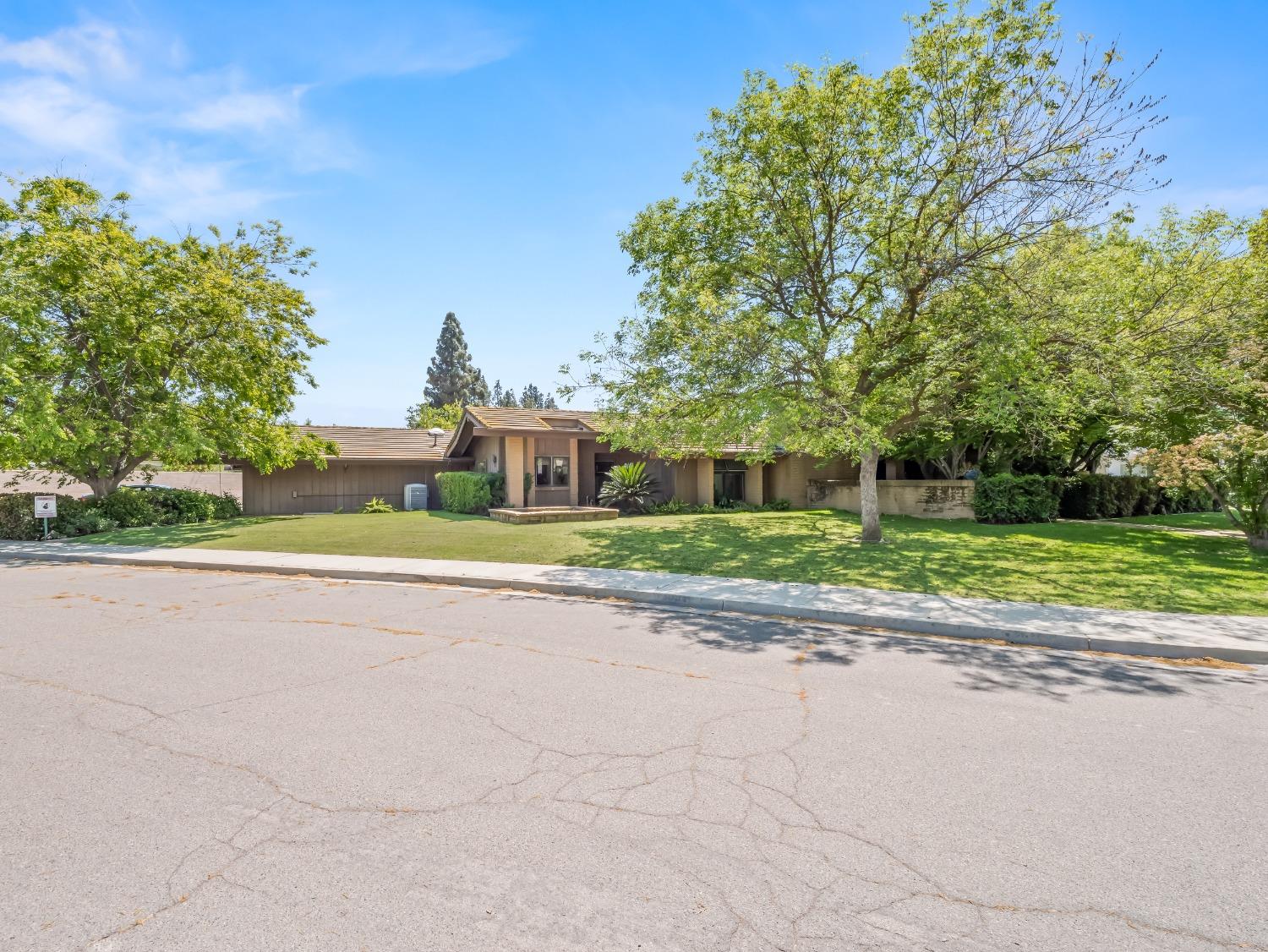 2414 Country Club Ln, Selma, CA 93662