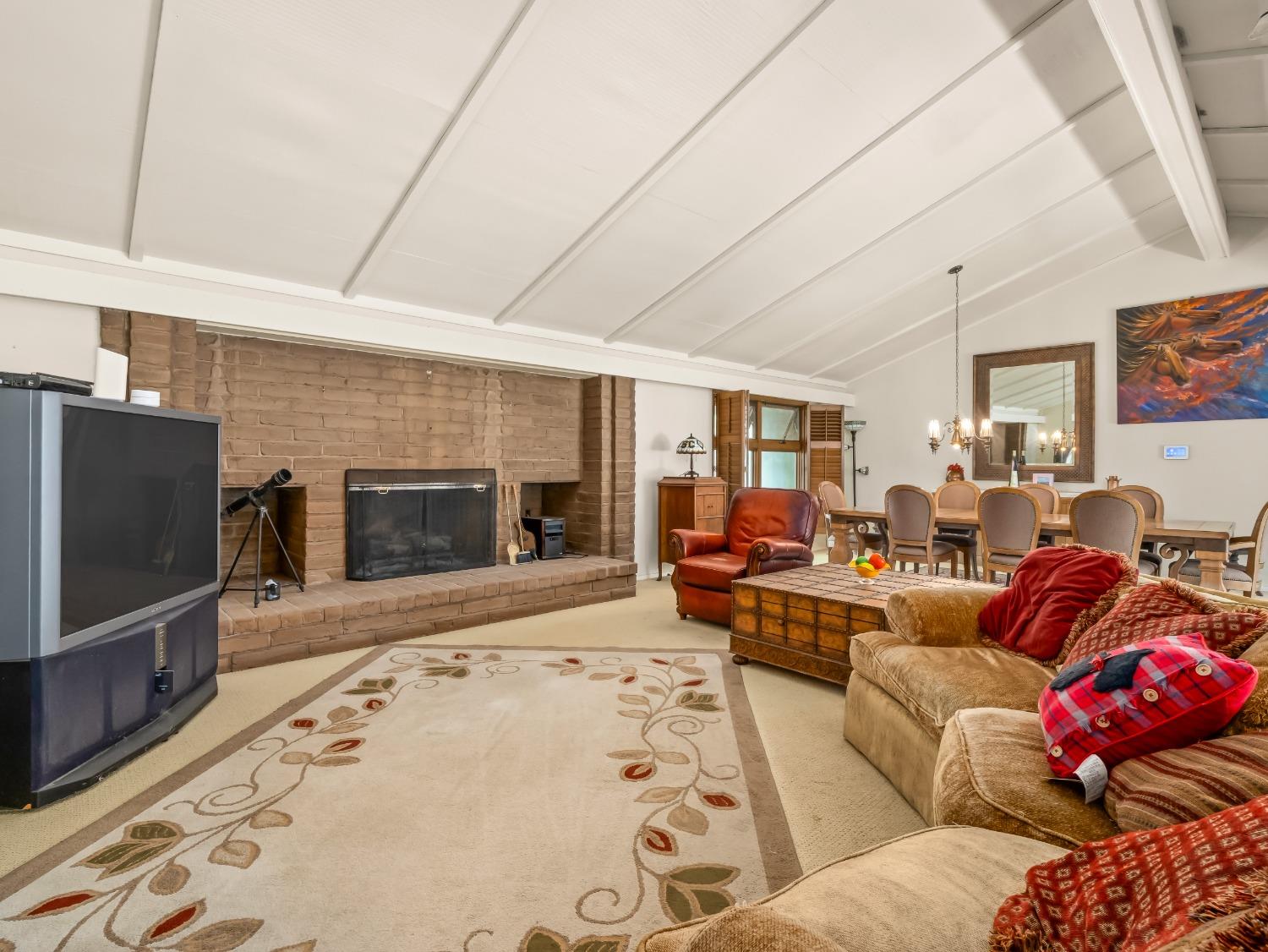 2414 Country Club Ln, Selma, CA 93662