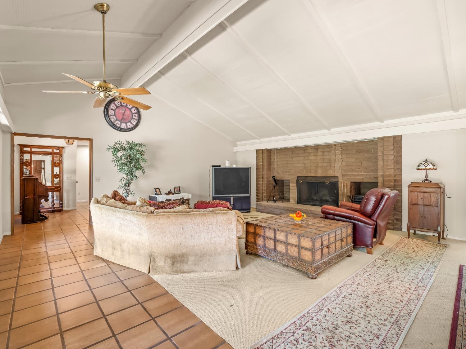 2414 Country Club Ln, Selma, CA 93662