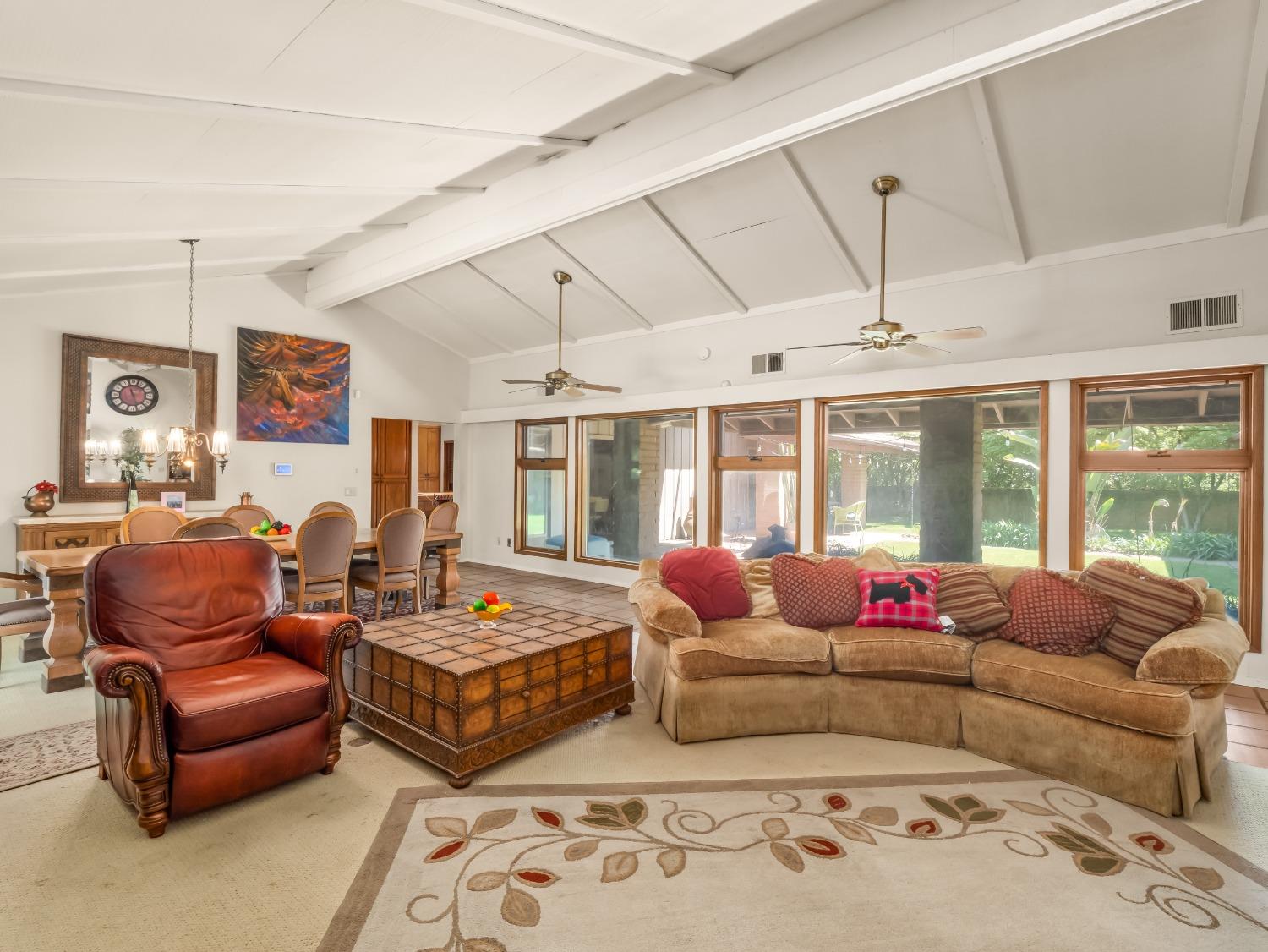 2414 Country Club Ln, Selma, CA 93662