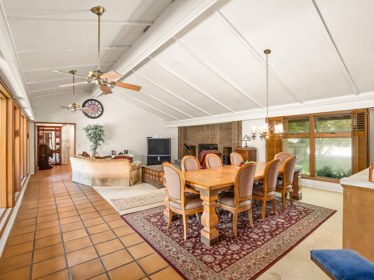 2414 Country Club Ln, Selma, CA 93662