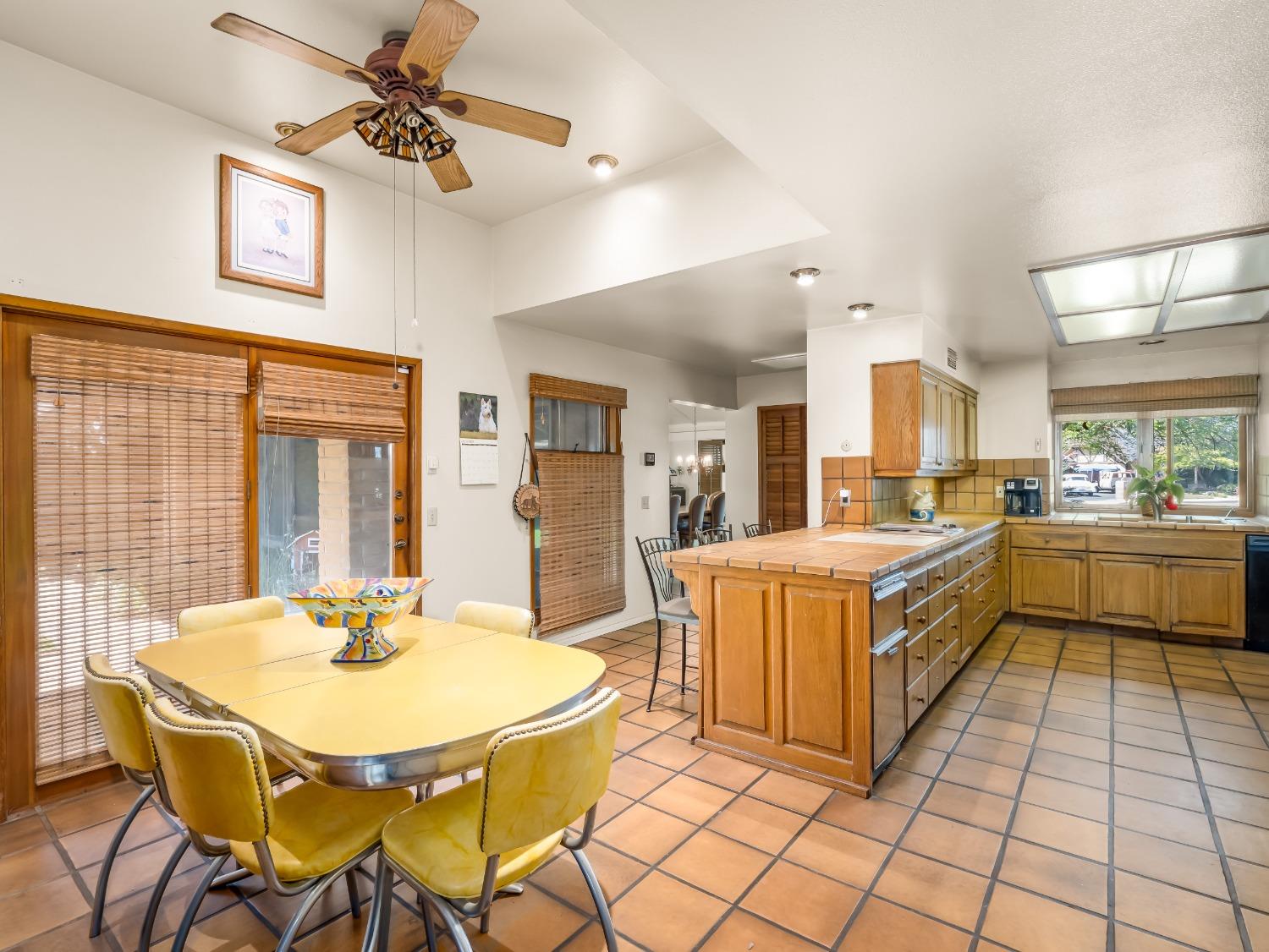 2414 Country Club Ln, Selma, CA 93662