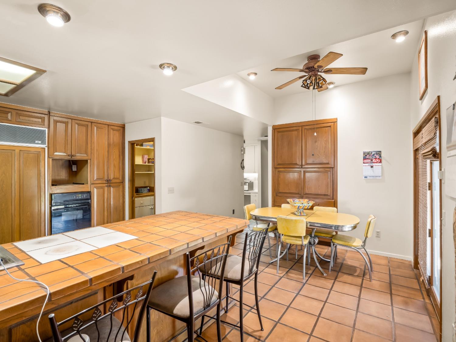 2414 Country Club Ln, Selma, CA 93662