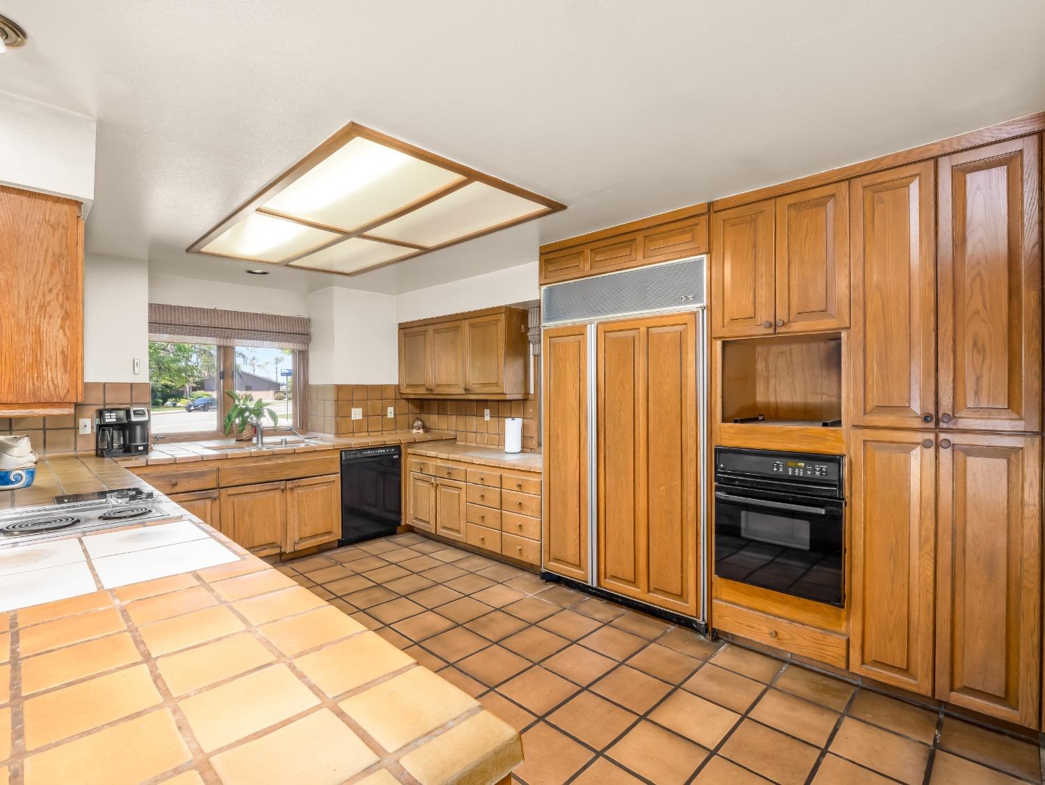 2414 Country Club Ln, Selma, CA 93662