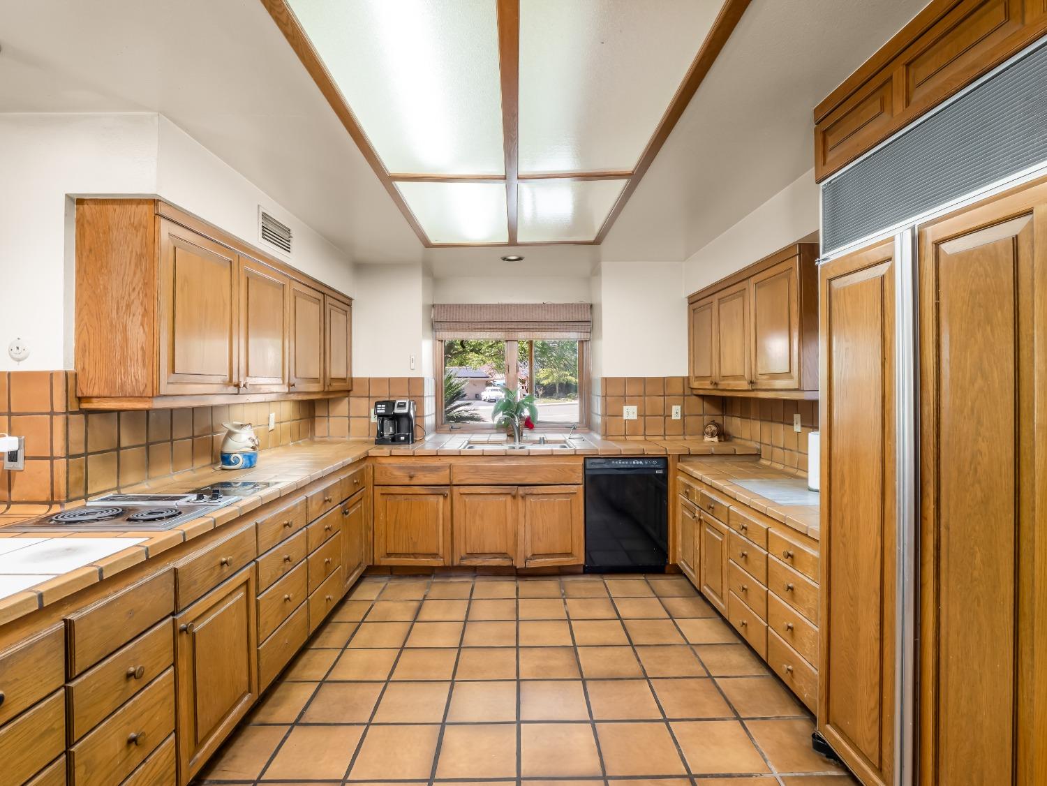 2414 Country Club Ln, Selma, CA 93662