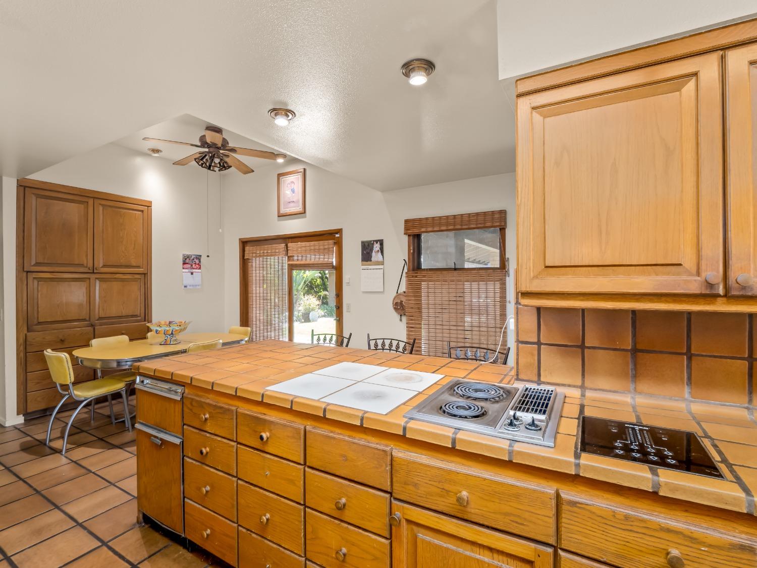 2414 Country Club Ln, Selma, CA 93662