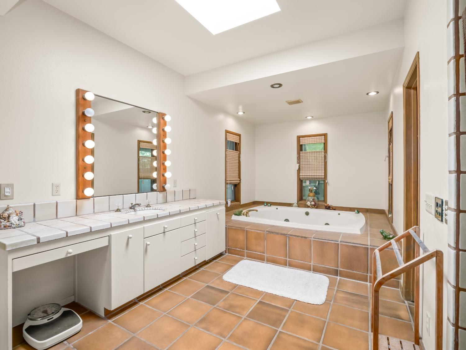 2414 Country Club Ln, Selma, CA 93662