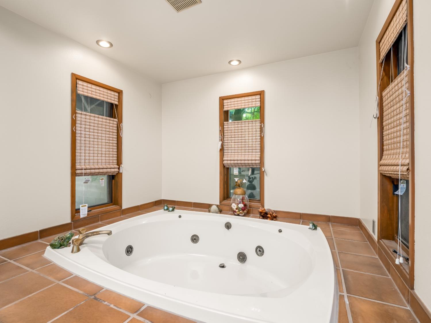 2414 Country Club Ln, Selma, CA 93662