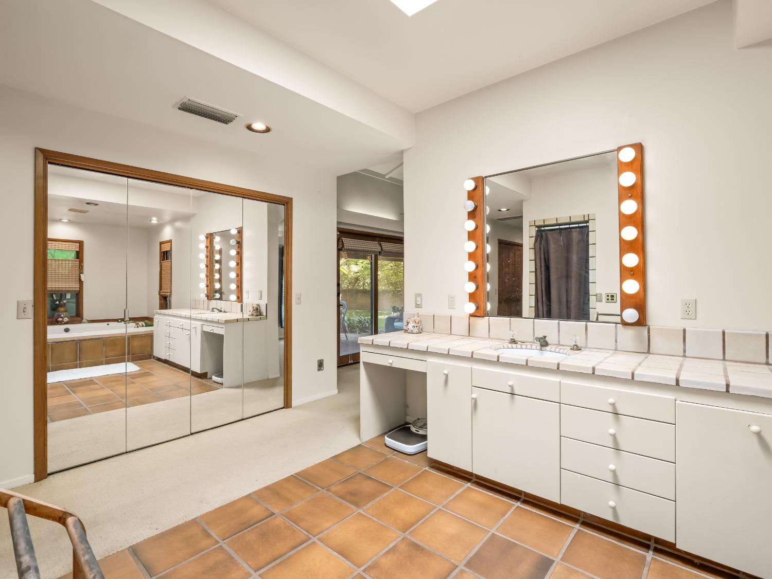 2414 Country Club Ln, Selma, CA 93662