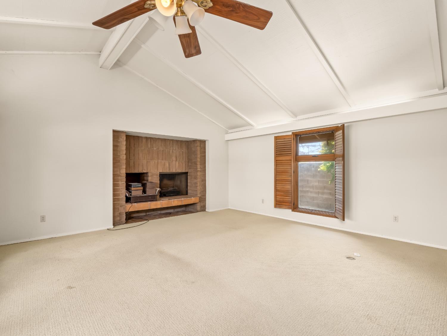 2414 Country Club Ln, Selma, CA 93662