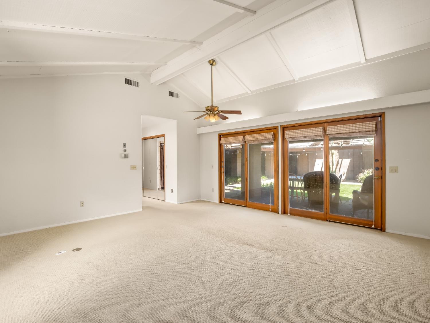 2414 Country Club Ln, Selma, CA 93662