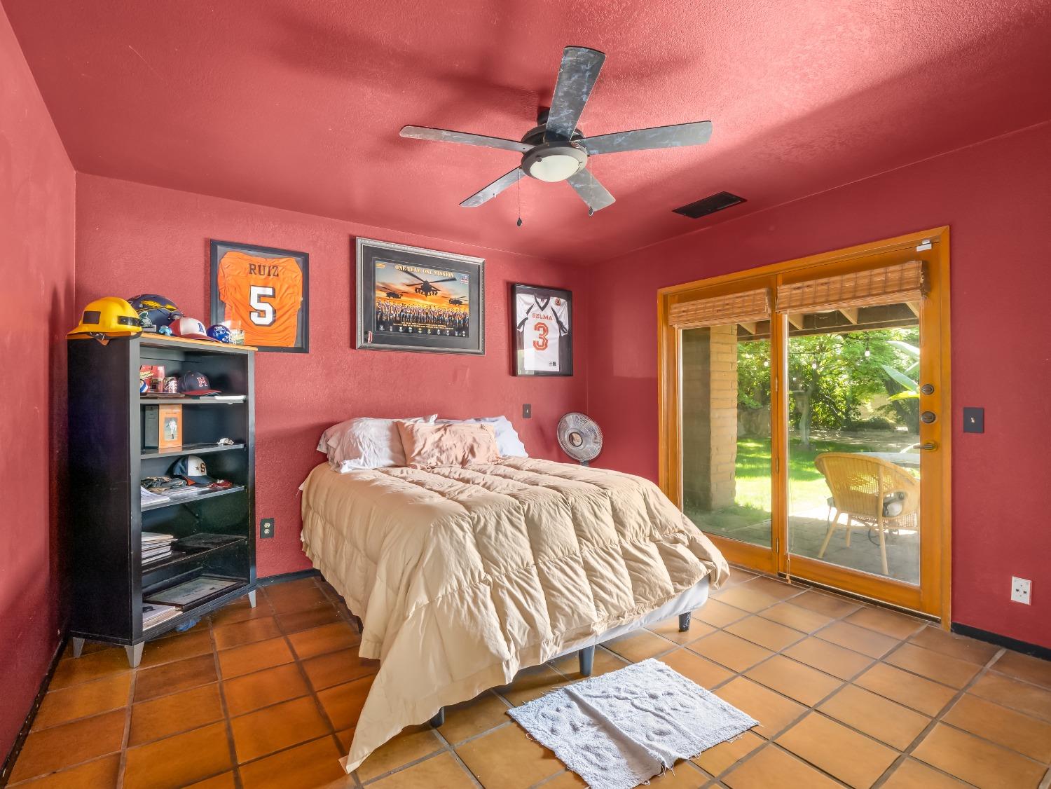 2414 Country Club Ln, Selma, CA 93662