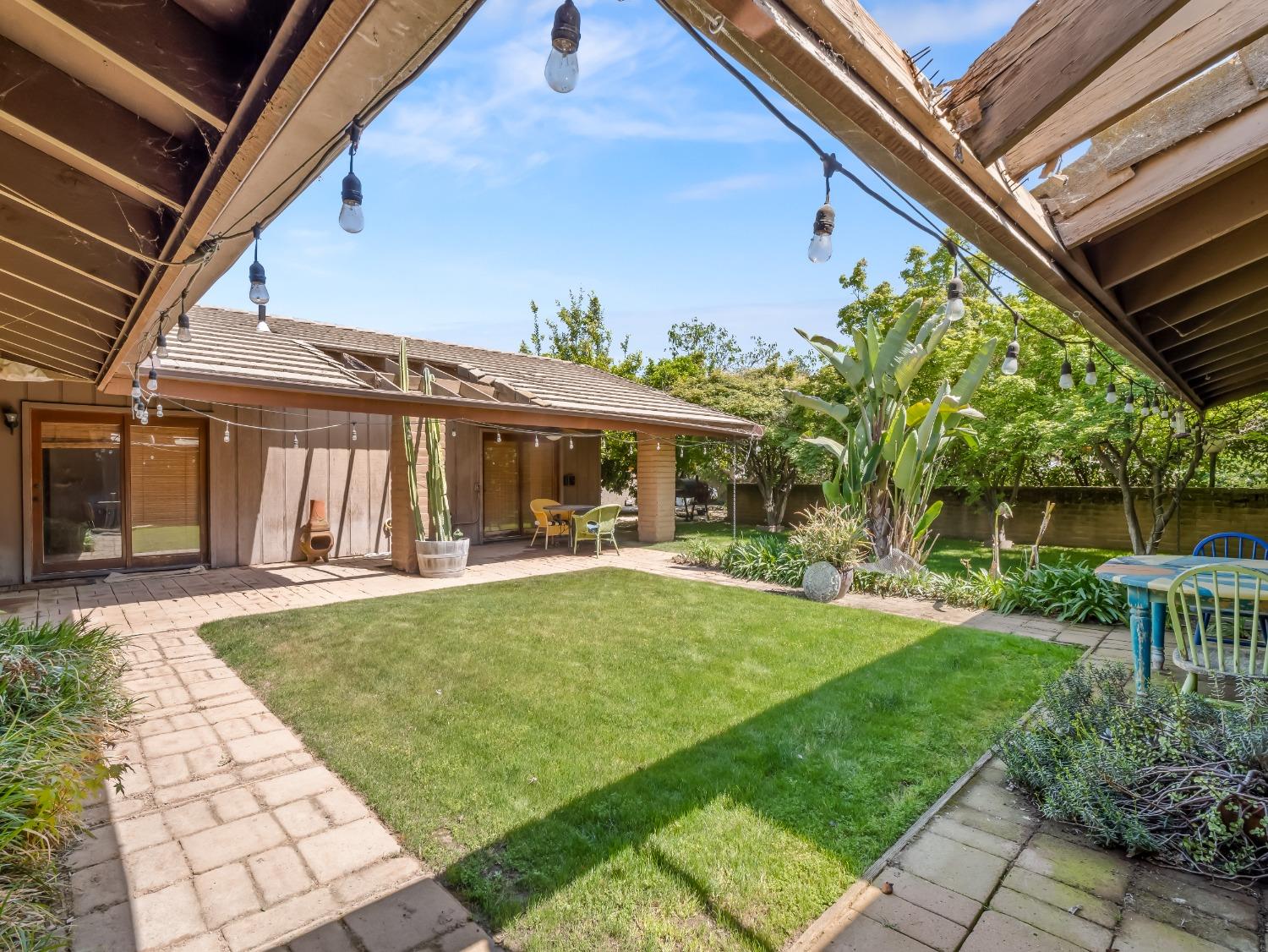 2414 Country Club Ln, Selma, CA 93662