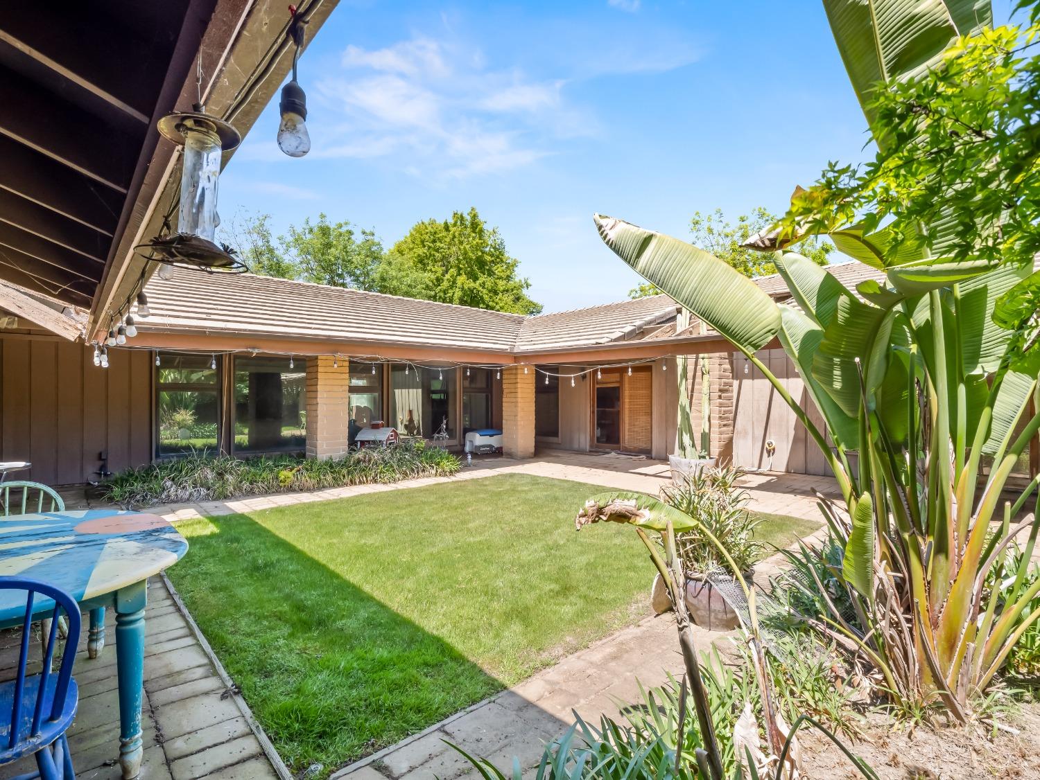 2414 Country Club Ln, Selma, CA 93662