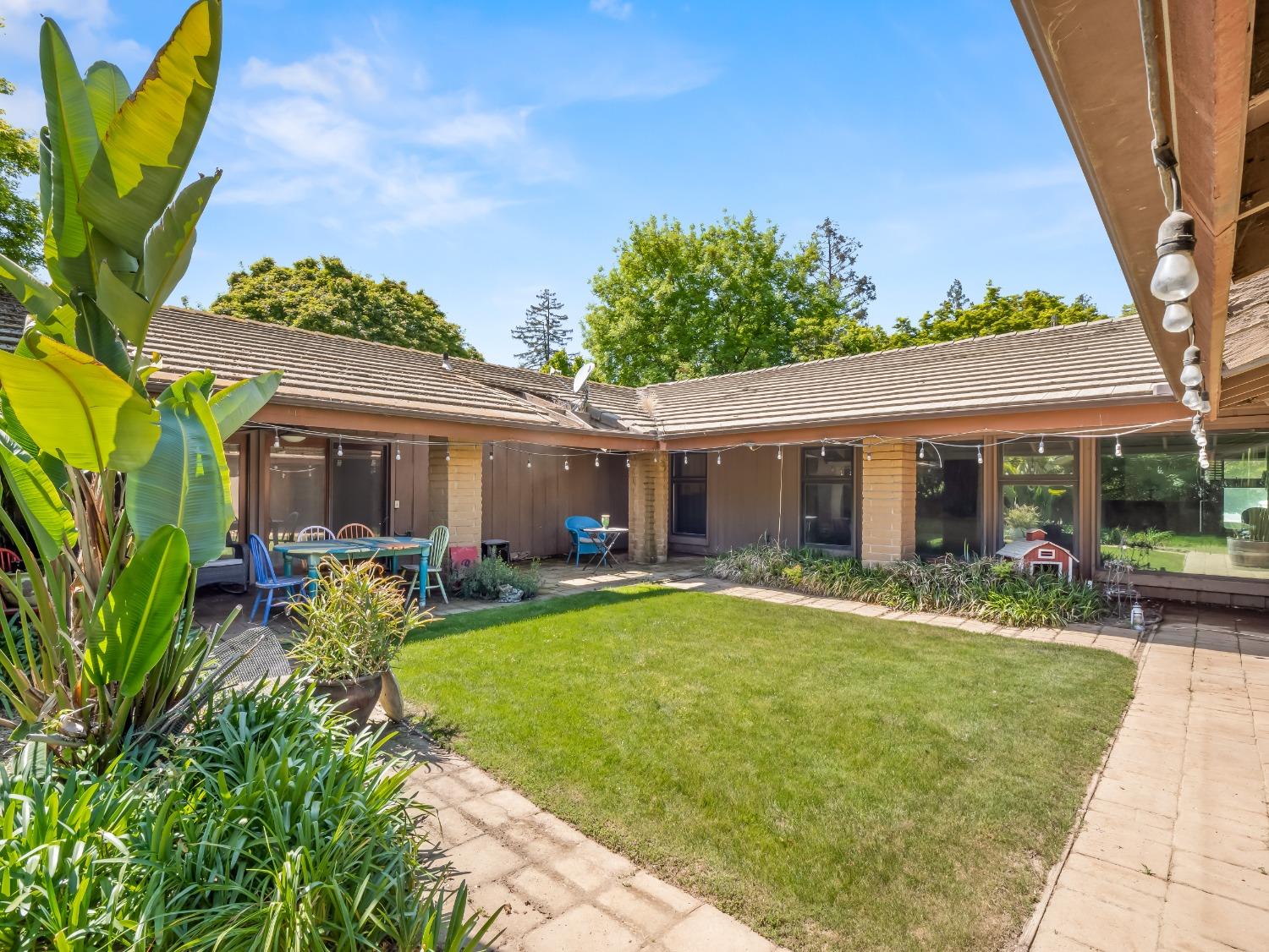 2414 Country Club Ln, Selma, CA 93662