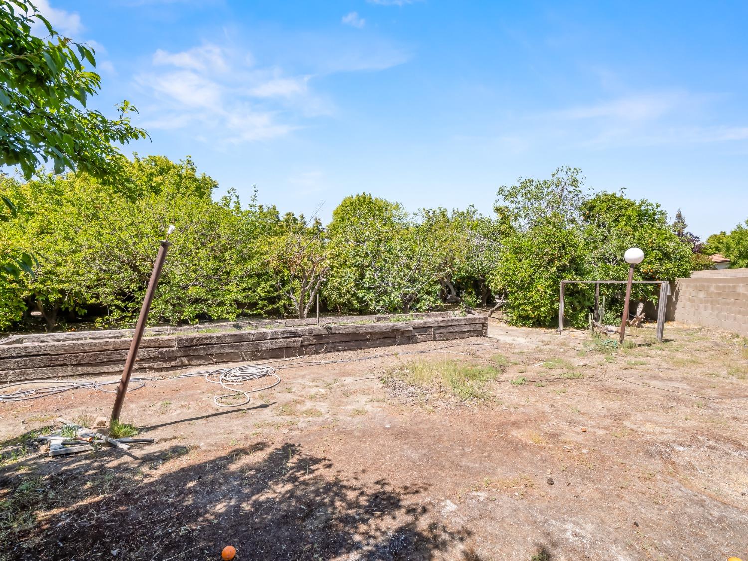 2414 Country Club Ln, Selma, CA 93662