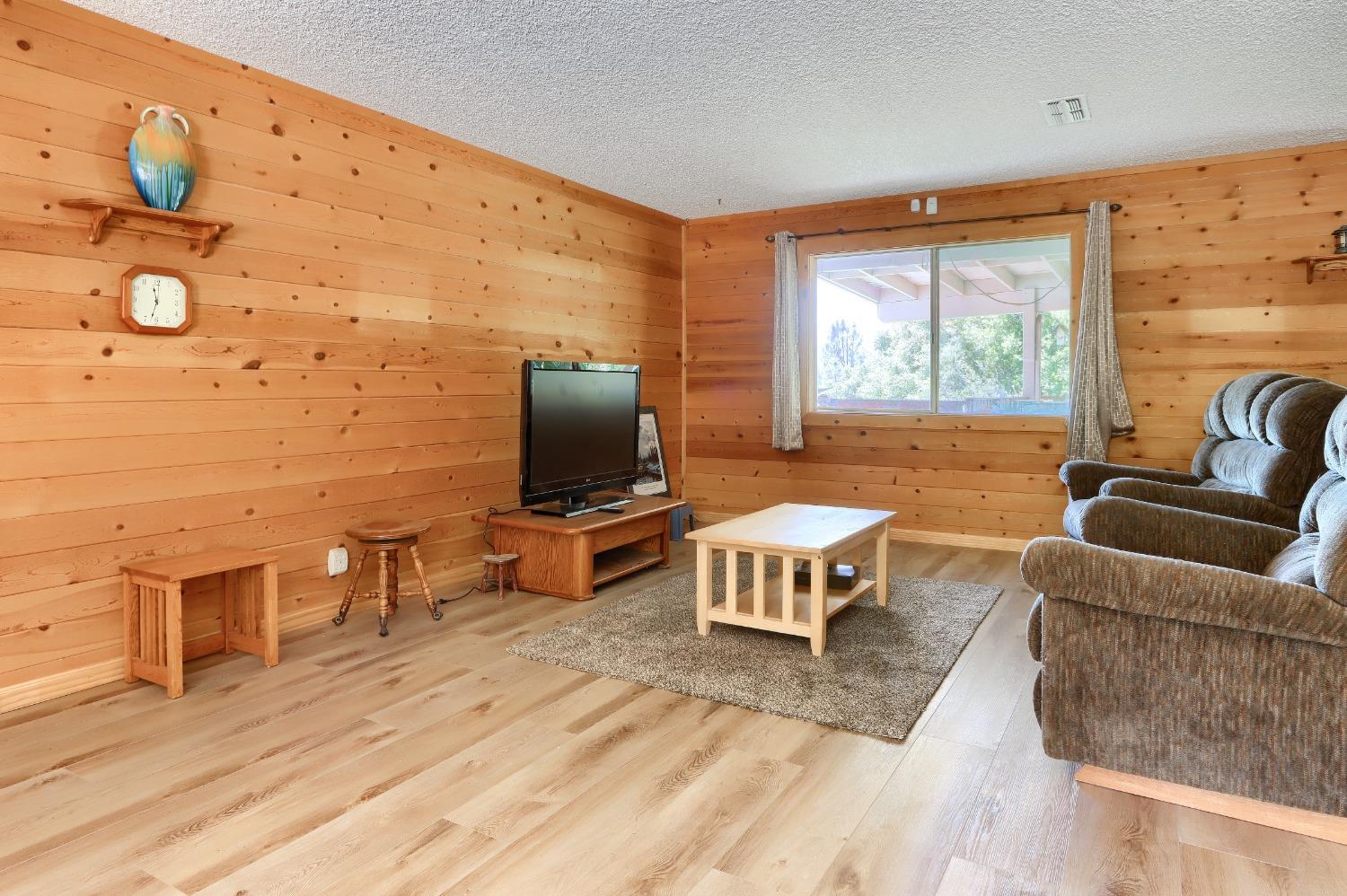 42275 Buckeye Rd, Oakhurst, CA 93644