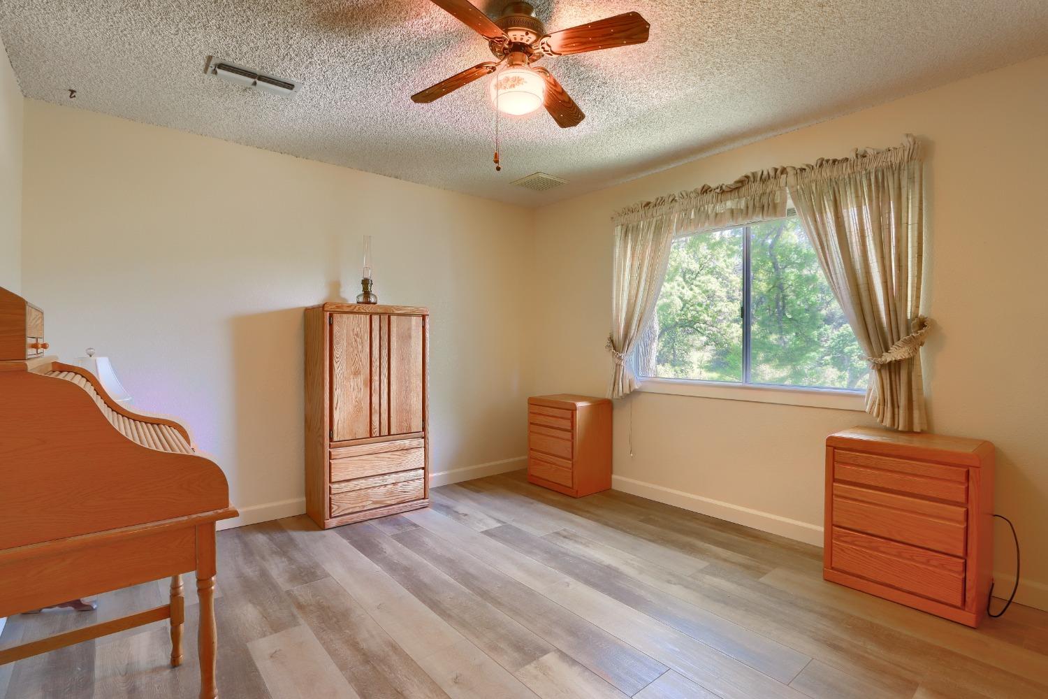 42275 Buckeye Rd, Oakhurst, CA 93644