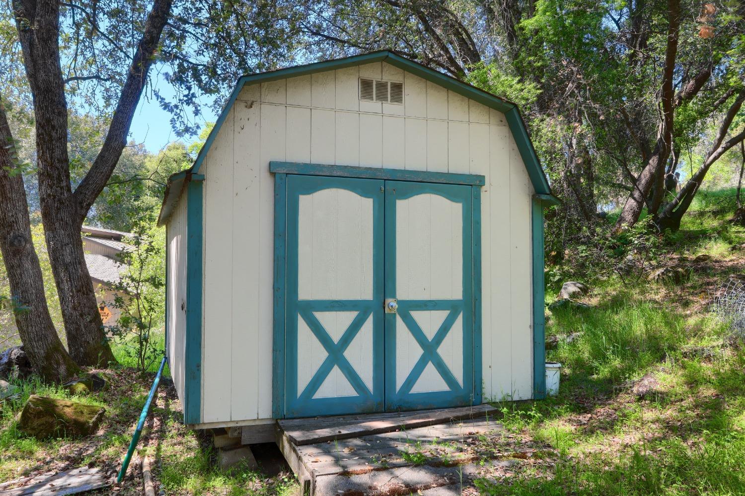 42275 Buckeye Rd, Oakhurst, CA 93644