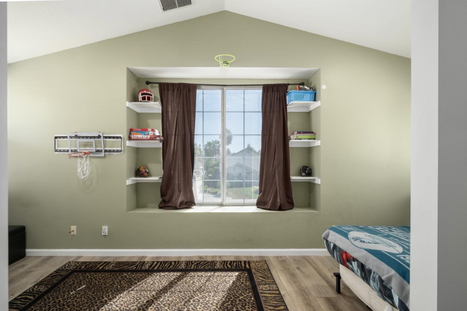 6583 N State Ave, Fresno, CA 93722