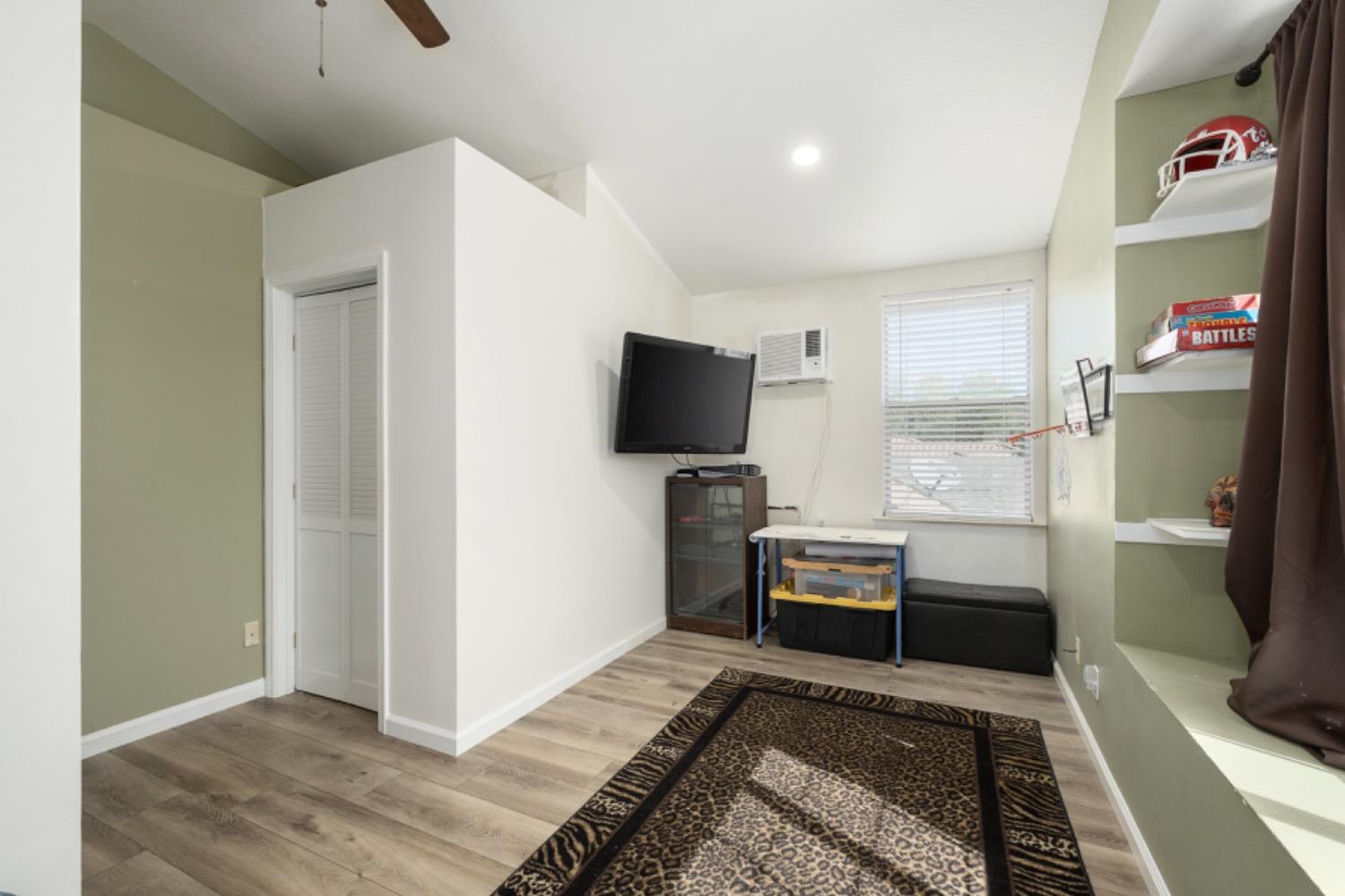 6583 N State Ave, Fresno, CA 93722