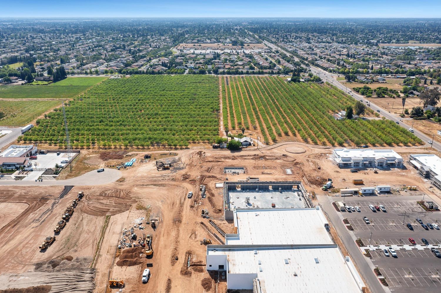 8175 E Shaw Ave, Clovis, CA 93619