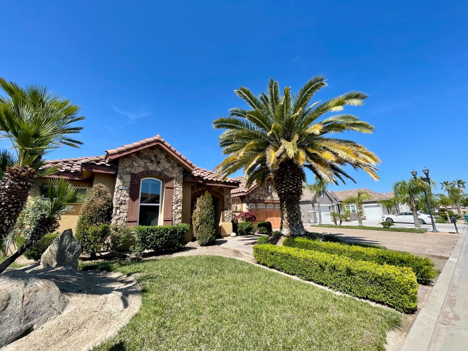 16052 W Middleton Ave, Kerman, CA 93630